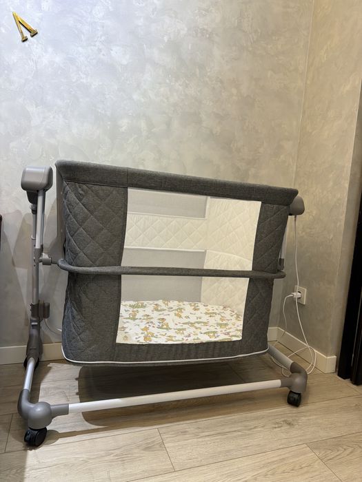 Продам электричнскую люльку кроватку два в одном в идеальном состоянии