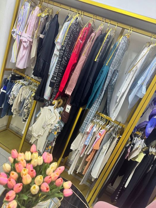 Лофт услубида магазин мебеллари сотилади