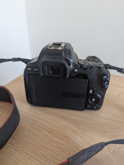 Фотоапарат Canon EOS 250D EF-S 18-55 IS STM Kit |  3050 кадъра