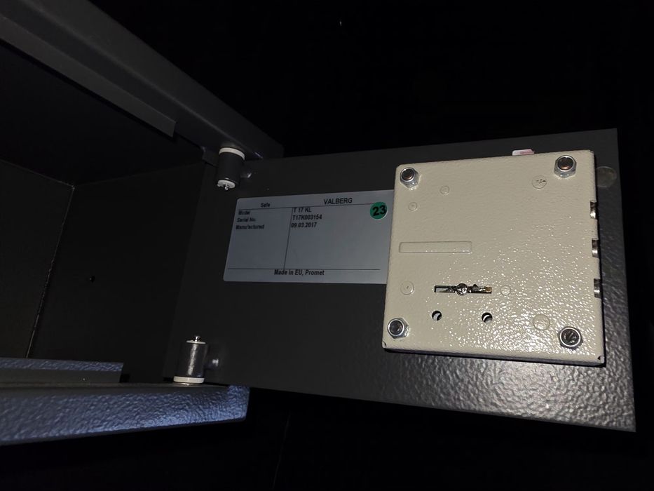 Метален сейф/каса VALBERG