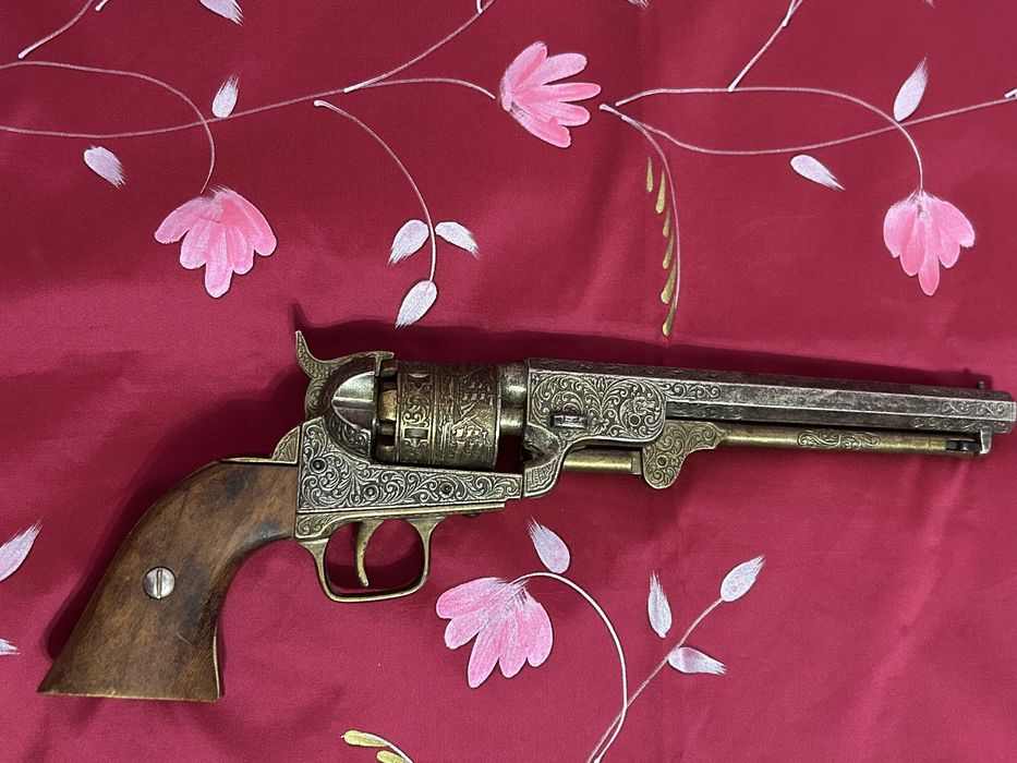 Revolver decorativ panoplie tip Colt Navy 1851 – piesă de colecție