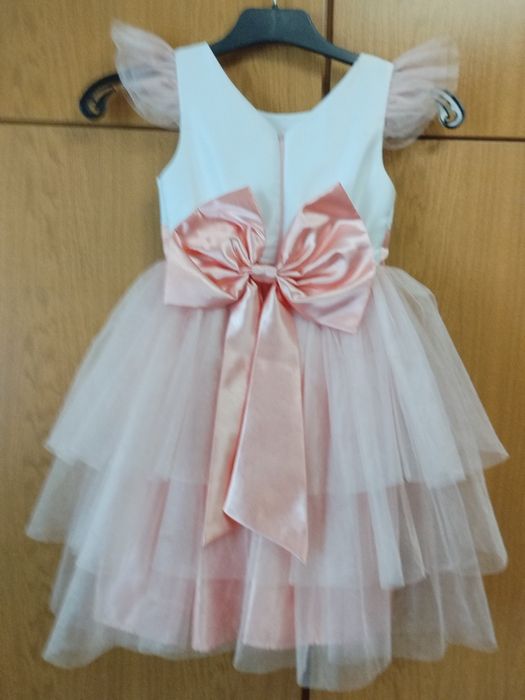 Официална детска рокля обличана за два часа и е почти нова