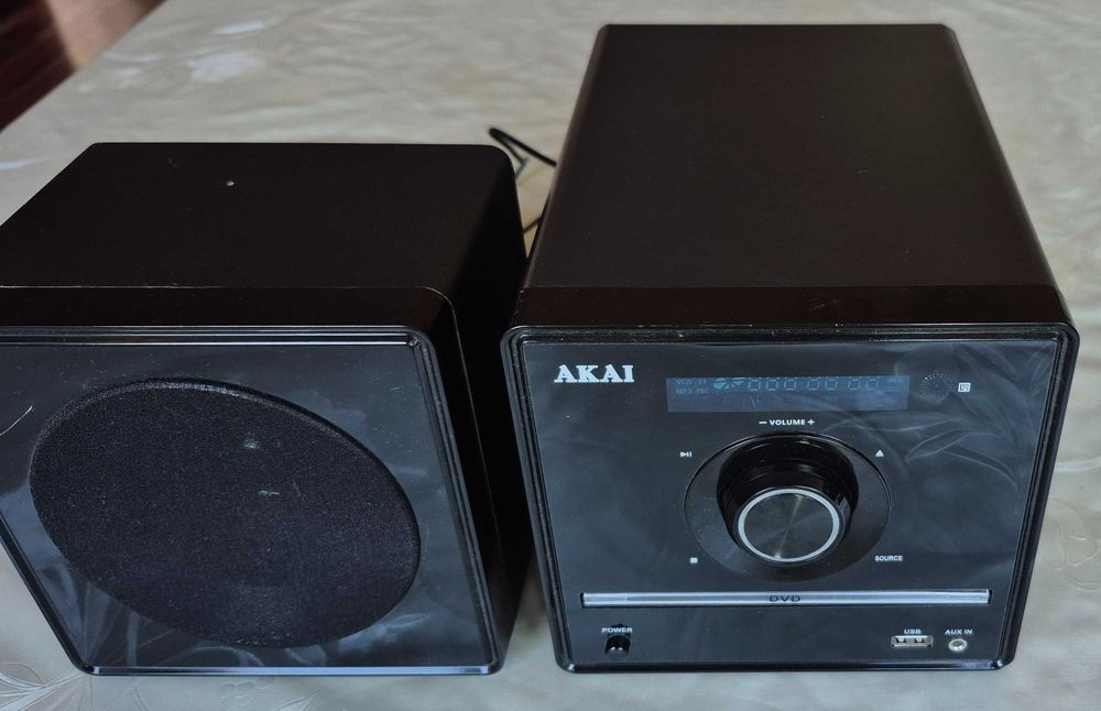 Sistem audio AKAI DVD, USB, AUX + 1 boxă – funcțional