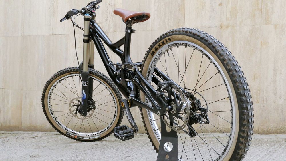 Specialized Demo 8 DH – FOX 40 RC2, Shimano Saint, Mavic Deemax