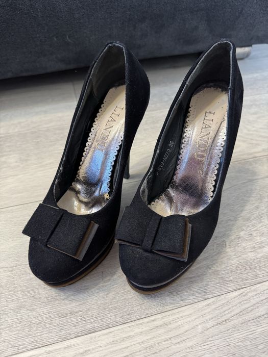 Продаю замшевые туфли