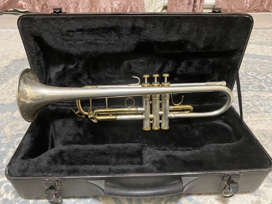 Музыкальный инструмент труба