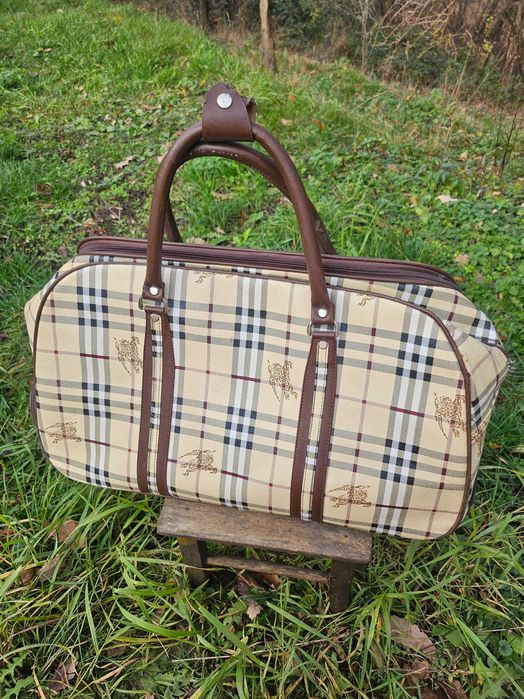 Burberry голяма чанта на колеленца с издърпваща дръжка