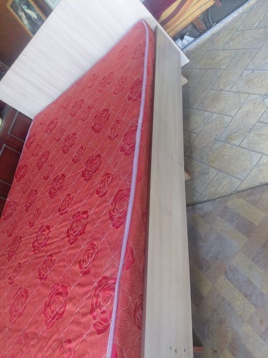 Продам кровать б/у с матрасом