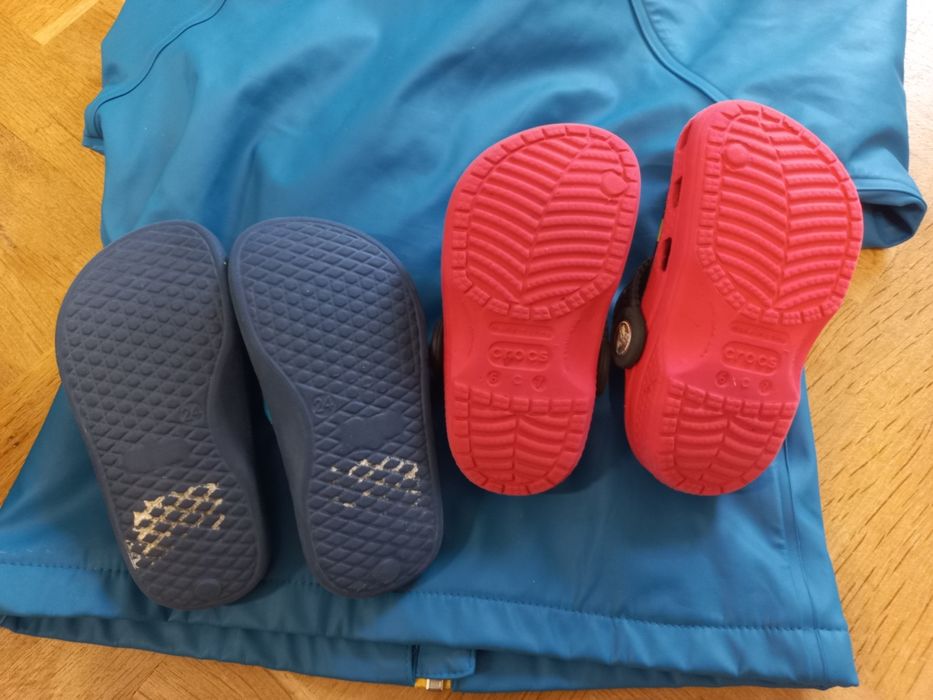 Дъждобран, ботушки и чехли