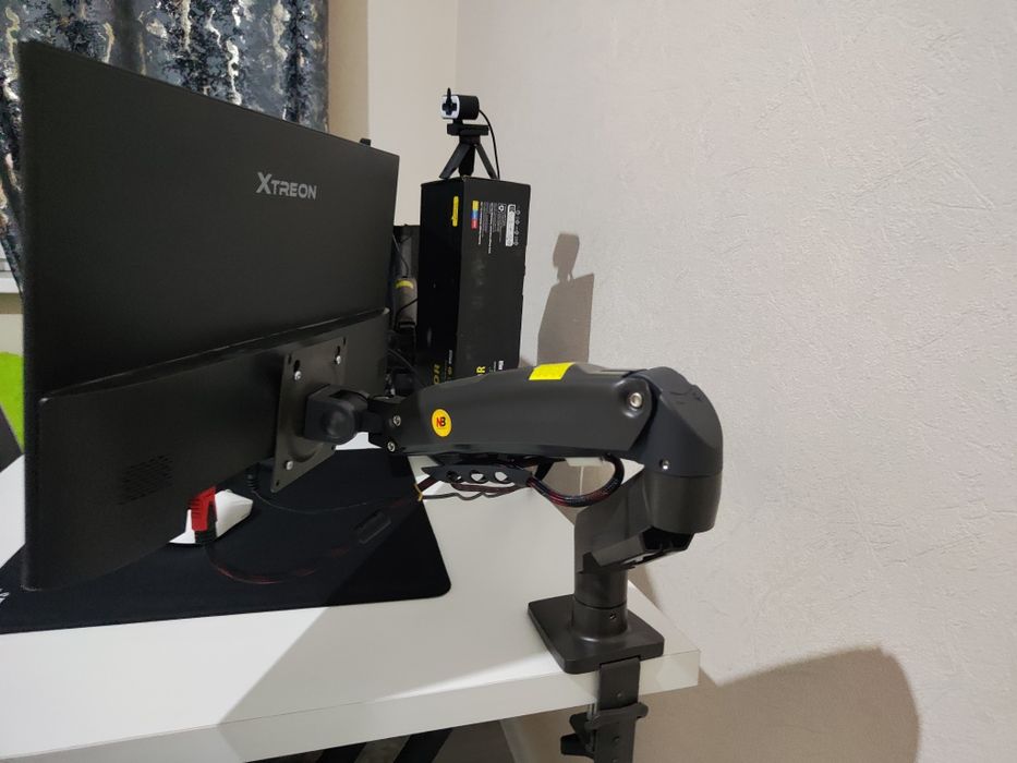 Монитор Xtreon 21.5 продам с кронштейном