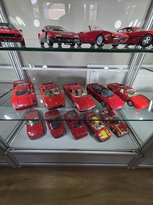 Vand colectie 48 buc machete Ferrari scara  1:18