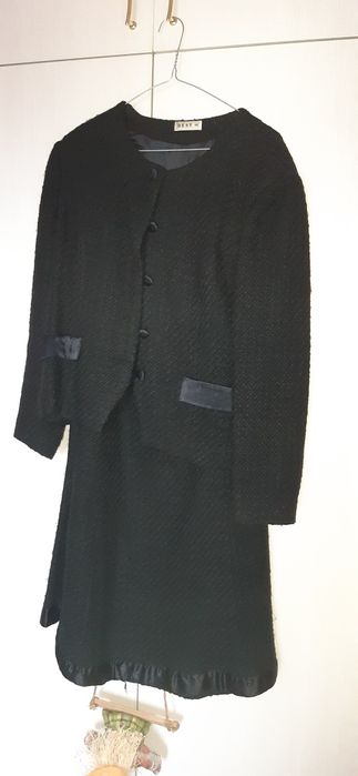 Дамска плътна дълга пола в комбинация със сако- костюм тайор