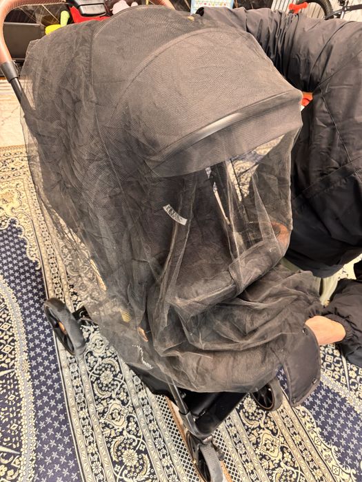 Коляска черная стоит в Каскелене