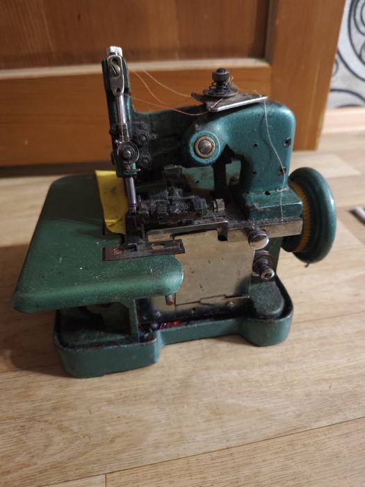 Оверлок бытовой продам