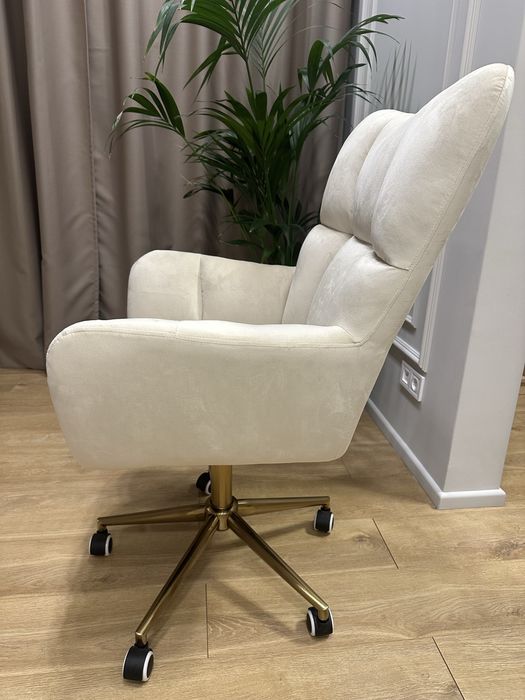 Продавам регулируем стол