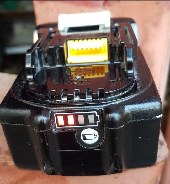 Vând aspirator auto Makita DCL 184 la 18v , fara fir.