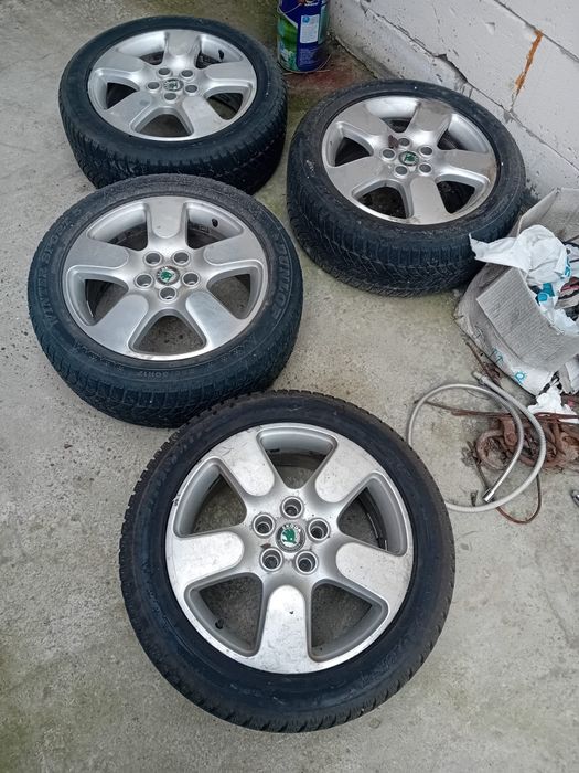 Vand patru jante originale skoda octavia scout cu tot cu cauciucuri.