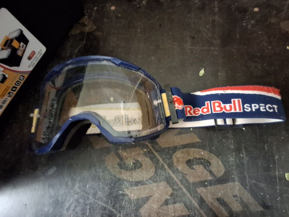 Продавам маска за колело redbull spect