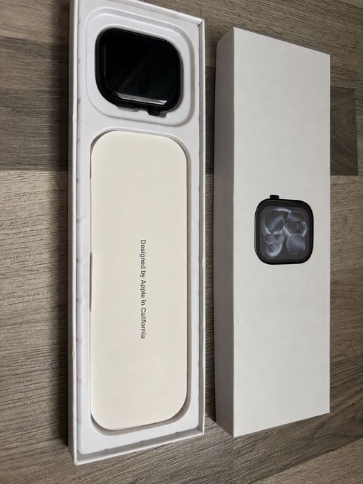 Apple Watch Series 11 42m - отлично състояние, пълен комплект