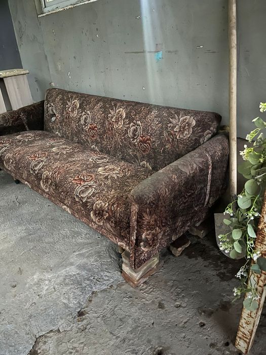 Диван в среднем состояние