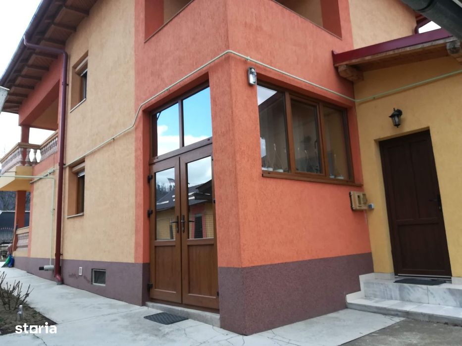 Casă cu 6 camere, garaj și mansardă utilă