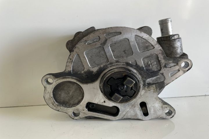 Pompa vacuum  03L145100F Volkswagen VW Passat B7