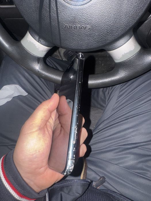 Продам Айфон XR)