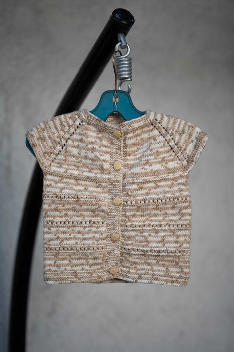 Ръчно плетени детски дрешки.