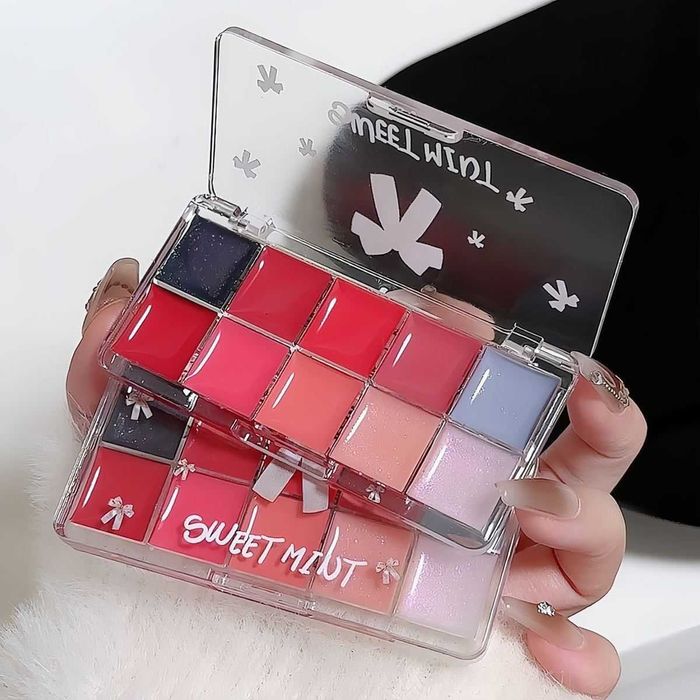 Трендовая косметика. Палетка и карандаш для губ