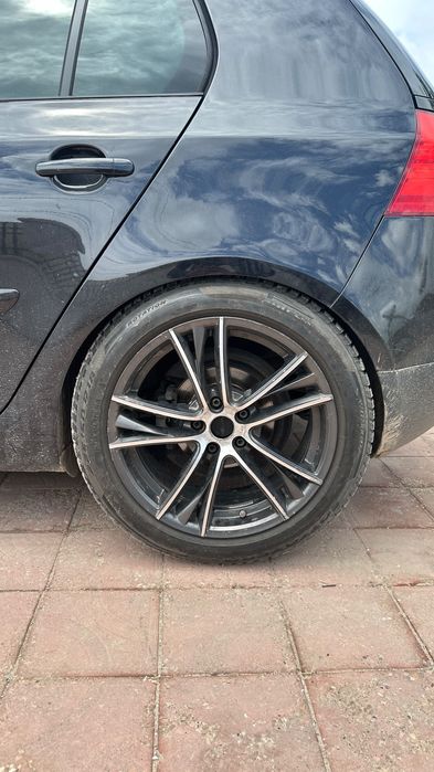Se va oferi cu o jantă Audi de 18 inch, 225 50 18.