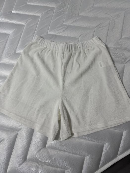 Къси бели панталони