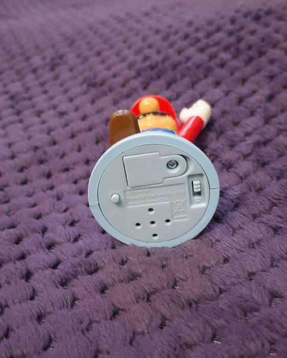 Игрушка Марио на батарейках