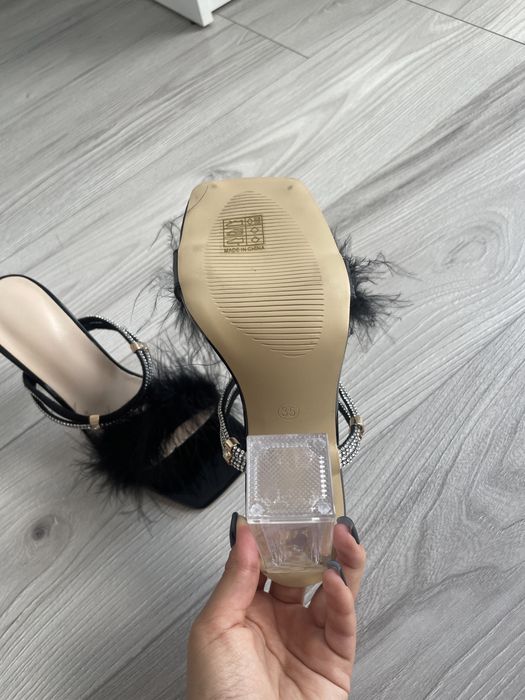 Sandale cu toc pătrat și pene