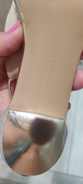 Sandale de dama elegante. 90 lei. Măsura 37 și 39