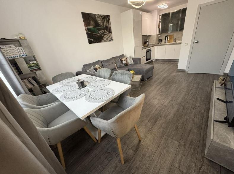 Дава се под наем Двустаен апартамент в к.к. Св.Св. Константин и Елена - 75 кв.м за 700 € - Снимка #1