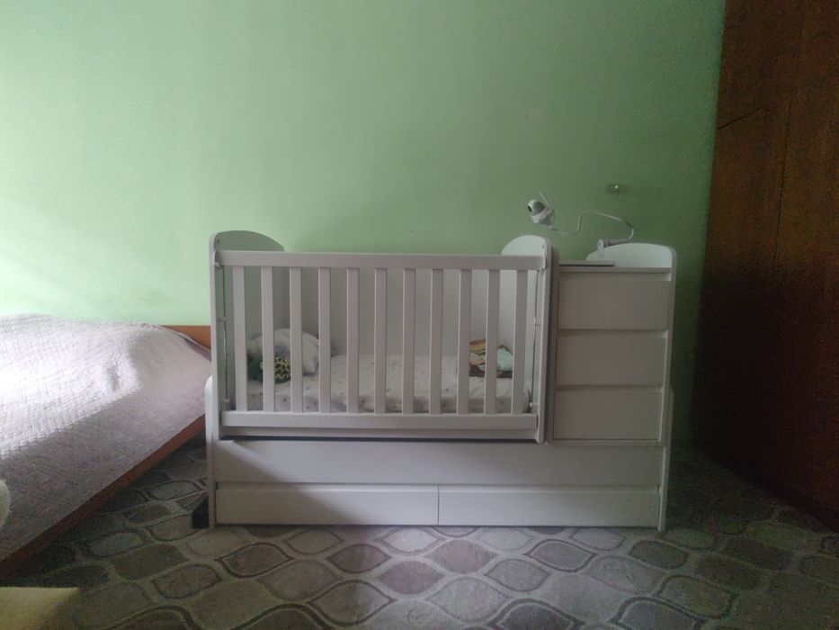 Продавам детско легло със повивалник