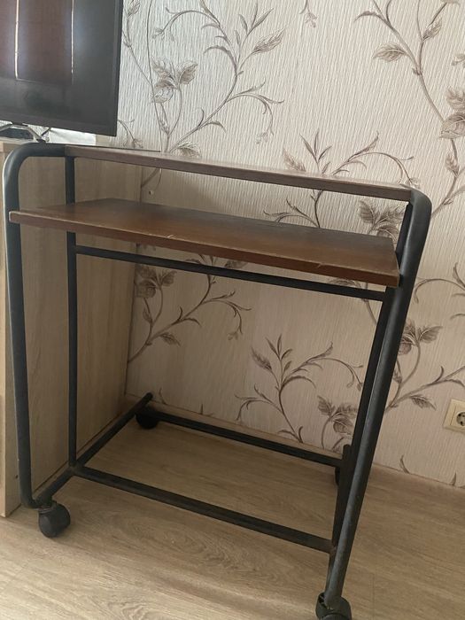 Продам столик на колесах б/у