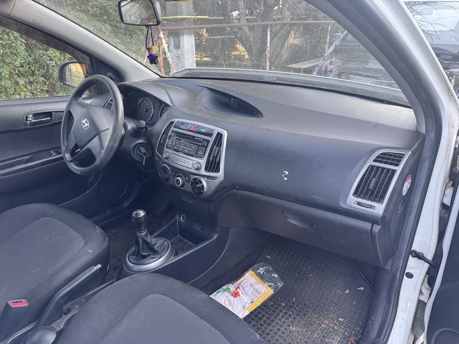 Dezmembrez Hyundai i20 2011-2014 facelift 1,2 benzina  G4LA Euro 5