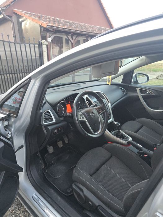 Vând Opel Astra J Sports Tourer