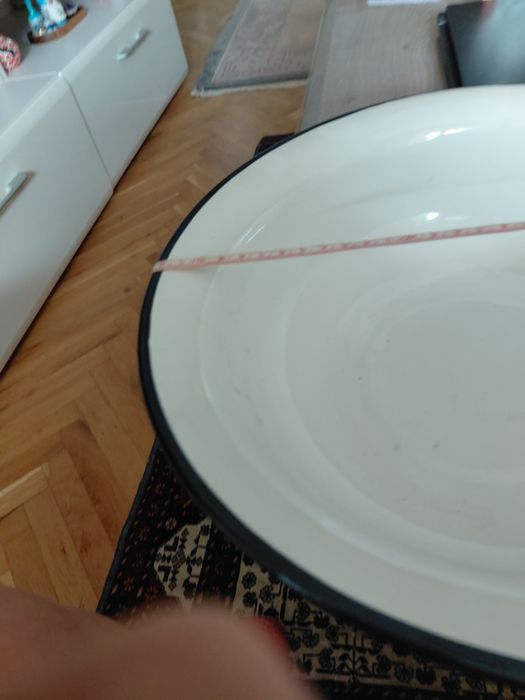 Емайлиран леген.