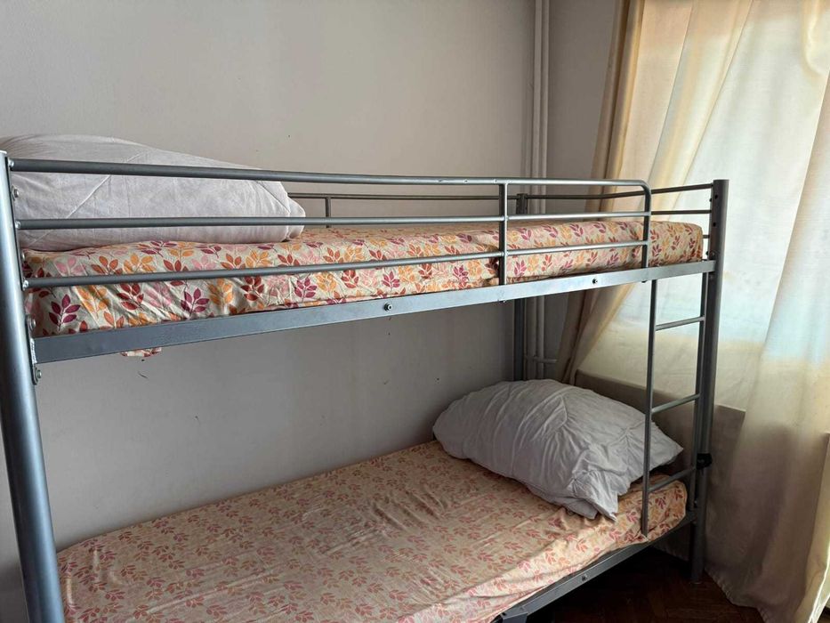 vand pat supraetajat metalic pentru adulti, cu saltele, perne,lenjerie