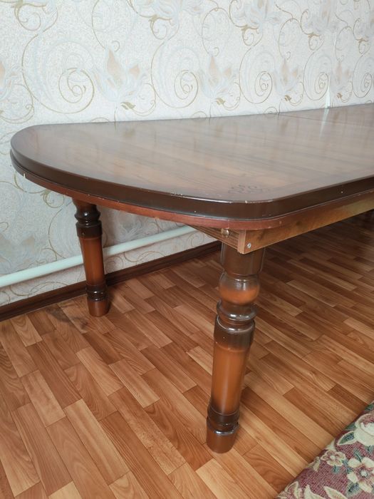 Продаётся стол со стульями