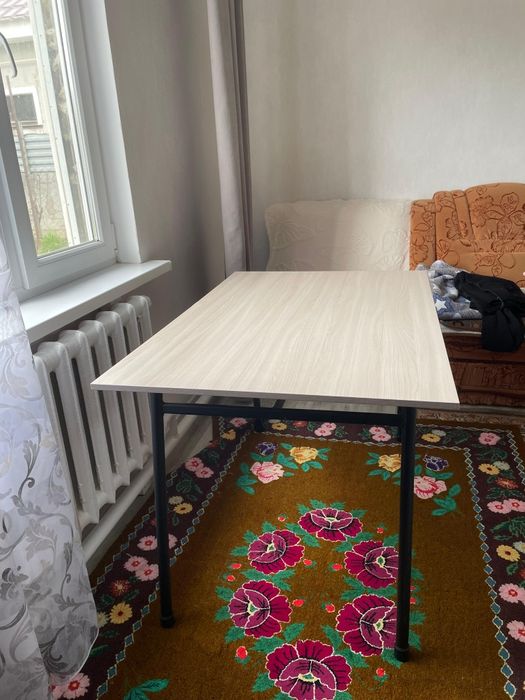 В продаже столы и стулья