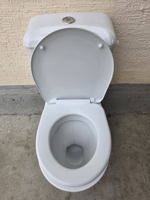 Унитаз в хорошем состояние