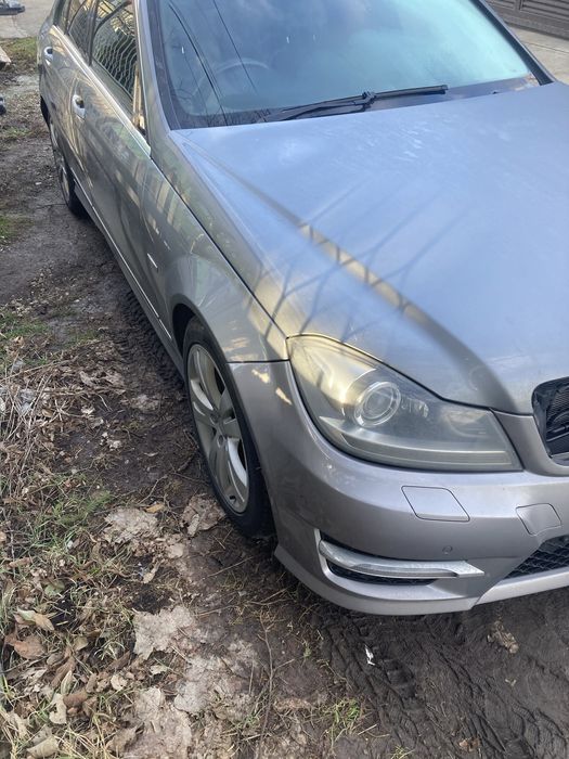 Продавам мерцедес w204 фейслифт 2011г на части