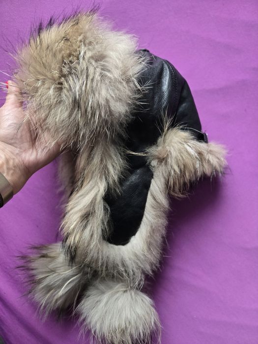 Кожена шапка с естествен косъм от лисица и каскети