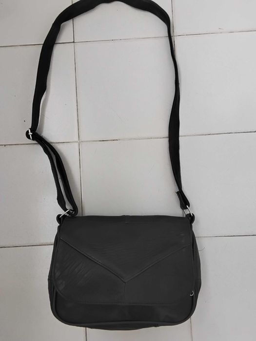 Дамска черна чанта от естествена кожа