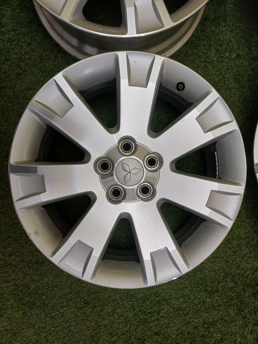 Диски R18 5x114.3 на Mitsubishi и другие.