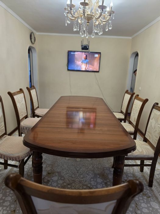 Стол и 10 стулья продам 45000.