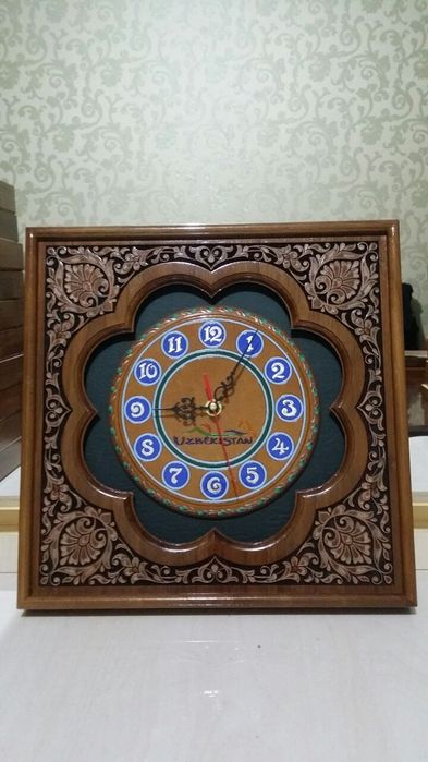 Milliy uslubda yong'oq daraxtidan yasalgan soatlarimiz